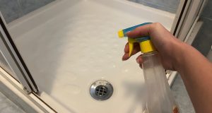 Nettoyez votre salle de bain sans peine avec ce remède naturel puissant ! Nettoyez votre salle de bain sans peine avec ce remède naturel puissant !