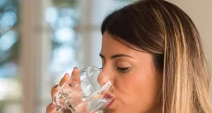 Des chercheurs révèlent si une bonne hydratation ralentit le processus de vieillissement Des chercheurs révèlent si une bonne hydratation ralentit le processus de vieillissement