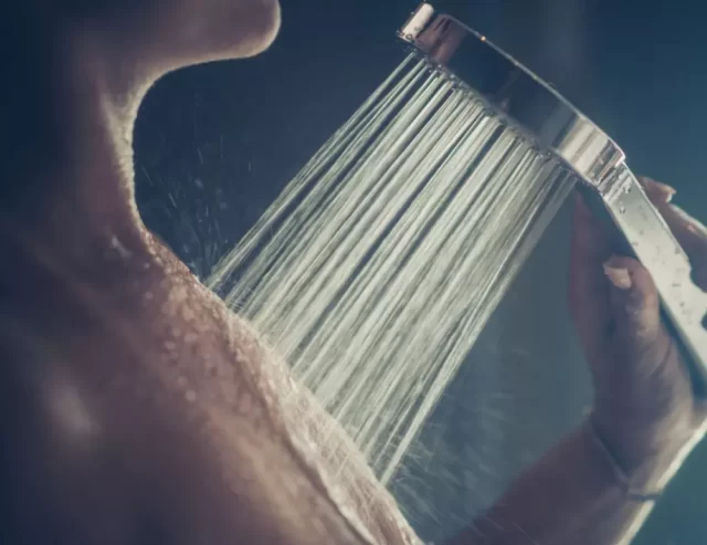 Horreur ! Tout le monde oublie de laver CETTE partie du corps sous la douche Horreur ! Tout le monde oublie de laver CETTE partie du corps sous la douche