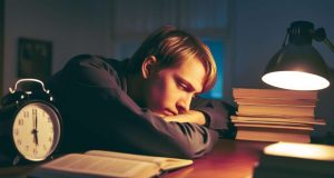 Faut-il dormir une heure ou faire une nuit blanche ? Les experts répondent. Faut-il dormir une heure ou faire une nuit blanche ? Les experts répondent.