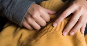 Électricité statique sur les vêtements : 7 astuces simples et efficaces pour la neutraliser Électricité statique sur les vêtements : 7 astuces simples et efficaces pour la neutraliser