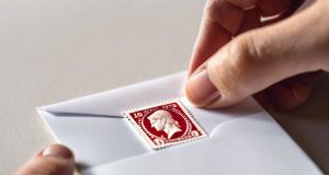 Où coller correctement un timbre sur une enveloppe ? Où coller correctement un timbre sur une enveloppe ?