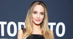 Biographie : Angelina Jolie, une vie hors du commun Biographie : Angelina Jolie, une vie hors du commun