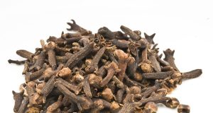 Les clous de girofle : leurs usages, bienfaits et risques dévoilés Les clous de girofle : leurs usages, bienfaits et risques dévoilés